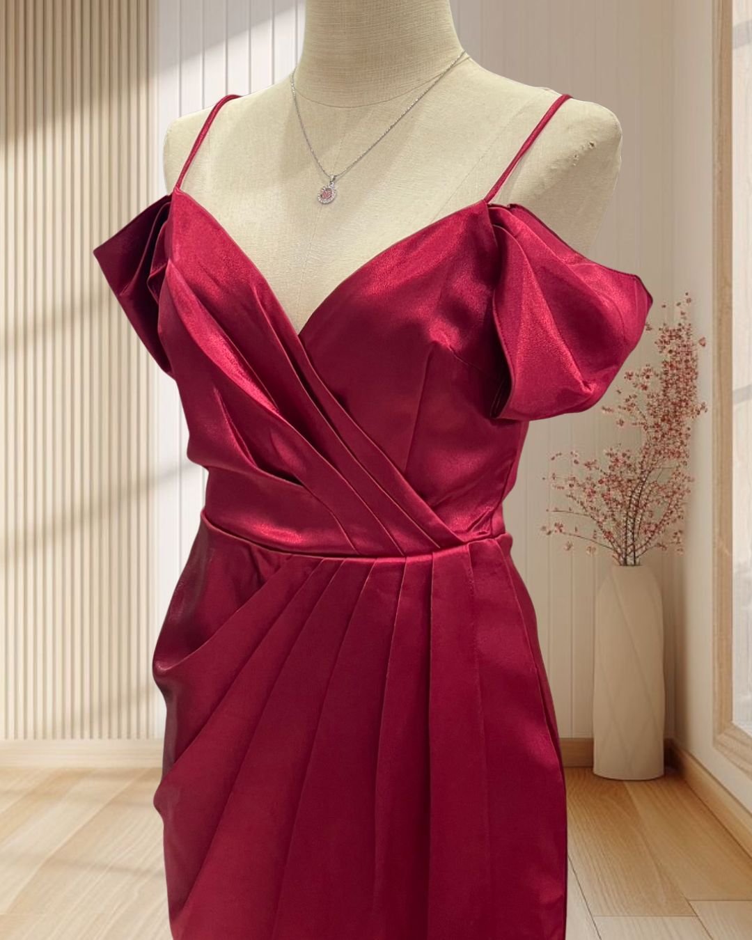 (PRE-LOVED)ราตรีสั้นสีแดง สายเดี่ยว โอบไหล่ ยอดฮิต ผ้าซาตินเงา ไซส์ S