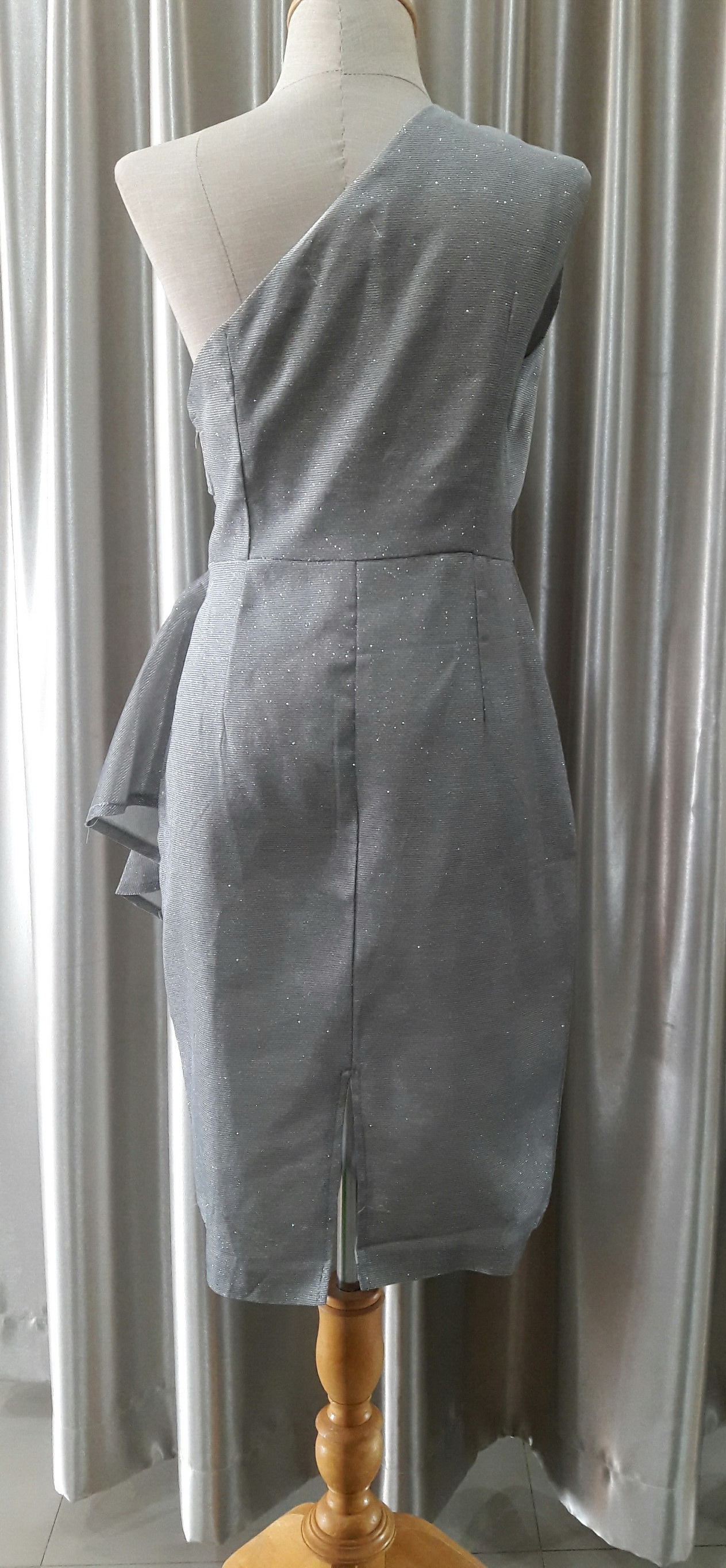 (PRE-LOVED) ชุดราตรีสั้นสีเทา(M)