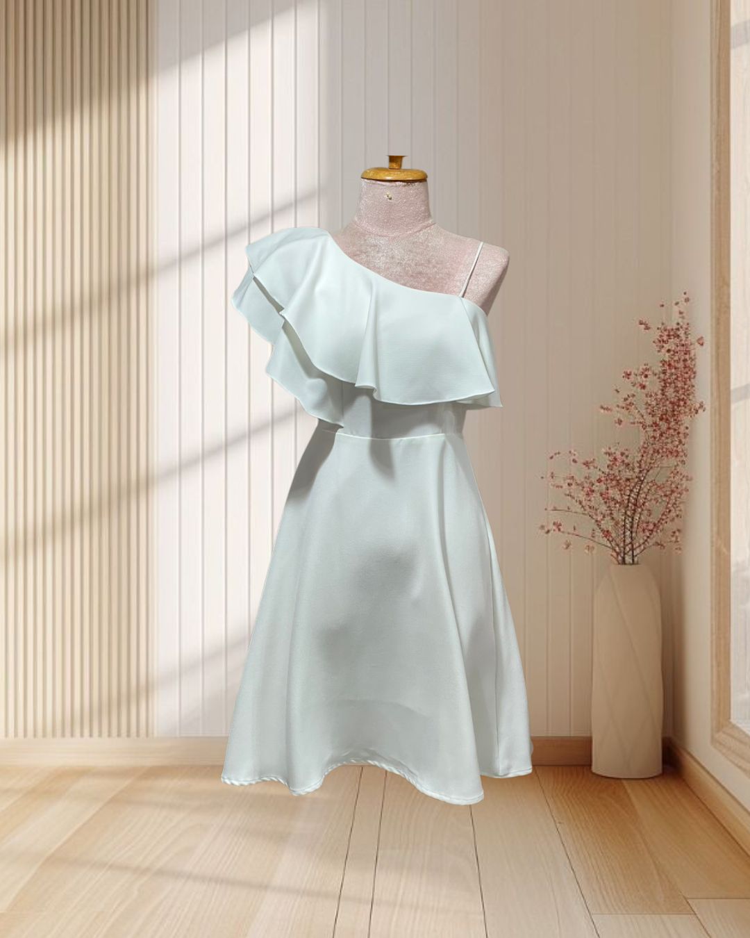 (PRE-LOVED) ราตรีสั้นสีขาว บ่าเฉียงระบาย กระโปรงบาน ไซส์ S