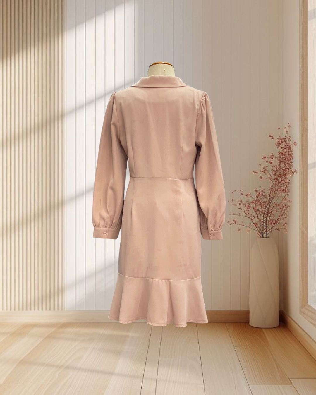 (PRE-LOVED) เดรสสั้นสีครีม คอปกแขนยาว กระโปรงระบาย แต่งกระดุมคู่ ไซส์ XL