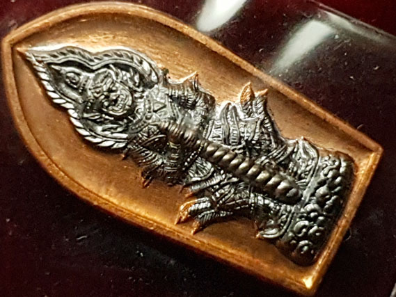 ท้าวเวสสุวรรณ จตุมหาราชิกา พิมพ์ปรกมะขามรุ่นแรก หลวงปู่จันทร์ โชติโก วัดน้ำแป้งวนาราม อ.ปง พะเยา ปี ๒๕๖๒ เนื้อทองแดงส้มโบราณสอดใส้รมดำ