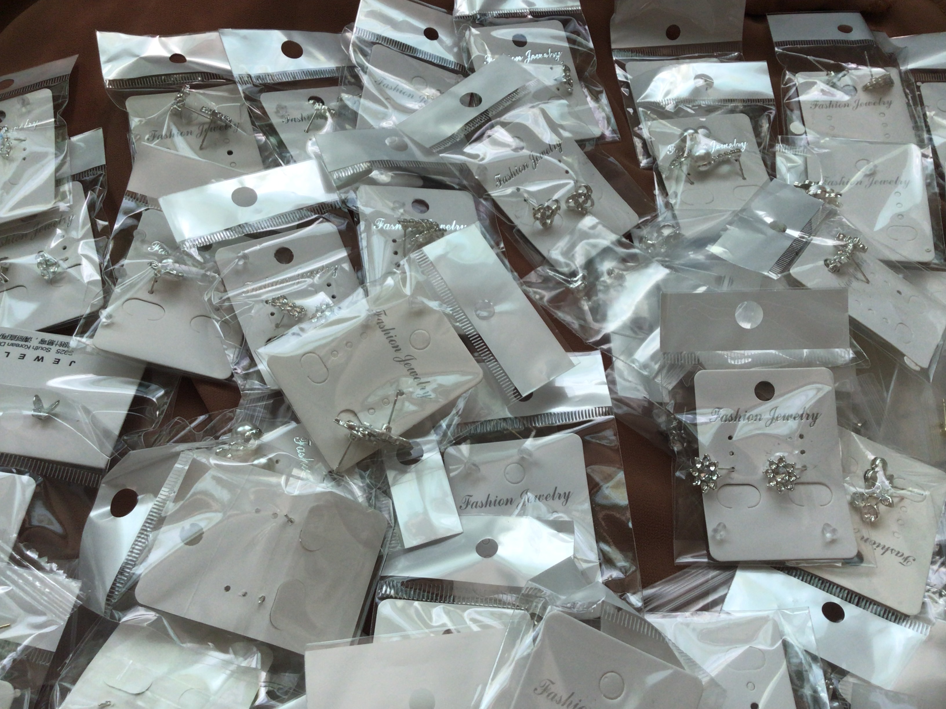 (สินค้าสำหรับเพิ่มยอดให้ถึงขั้นต่ำ) ต่างหูคละลายสี่คู่ ราคา 16