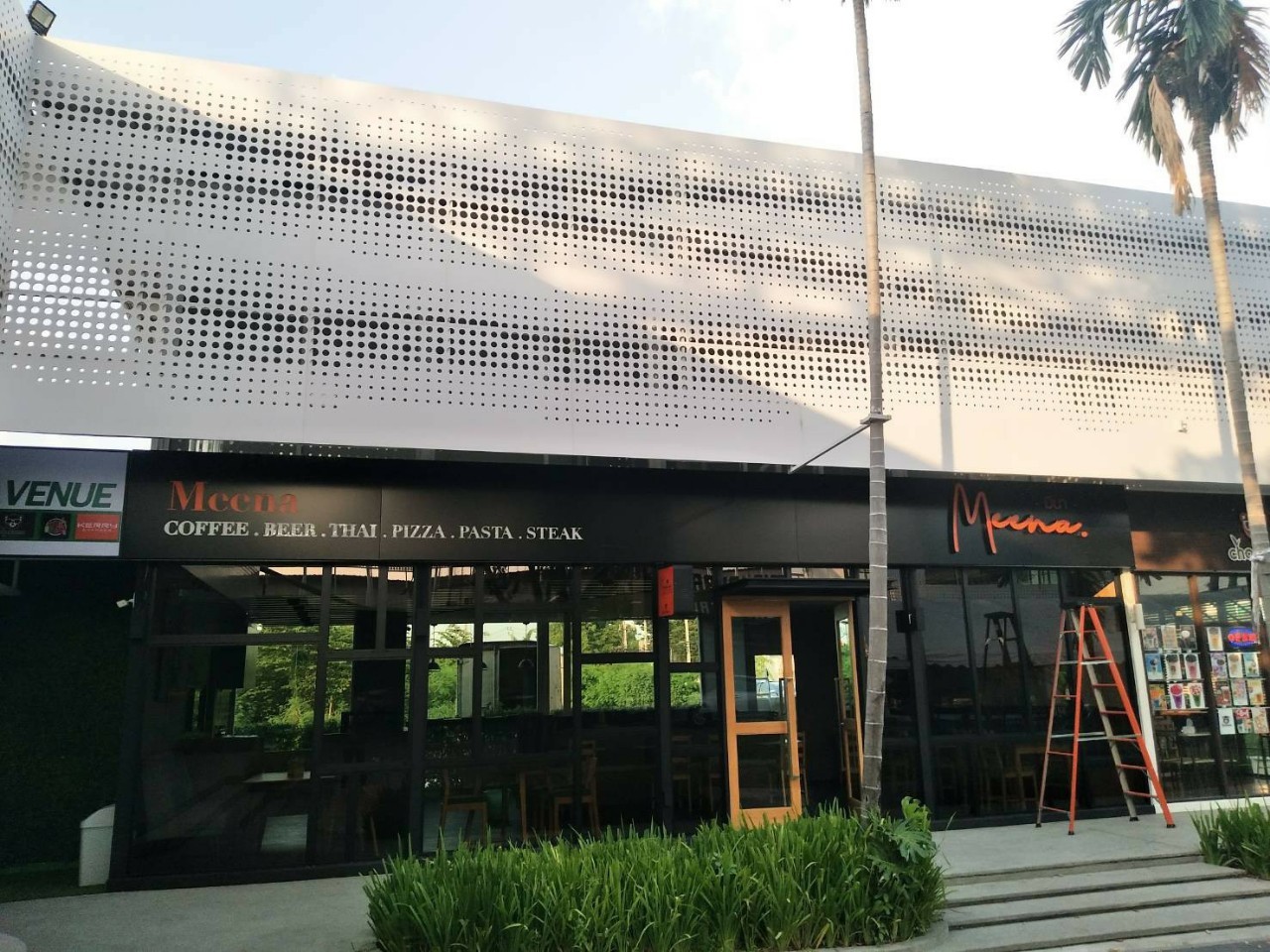 งานป้ายคอมโพสิต Mccna COFFEE .BEER.THAI.PIZZA.STEAK