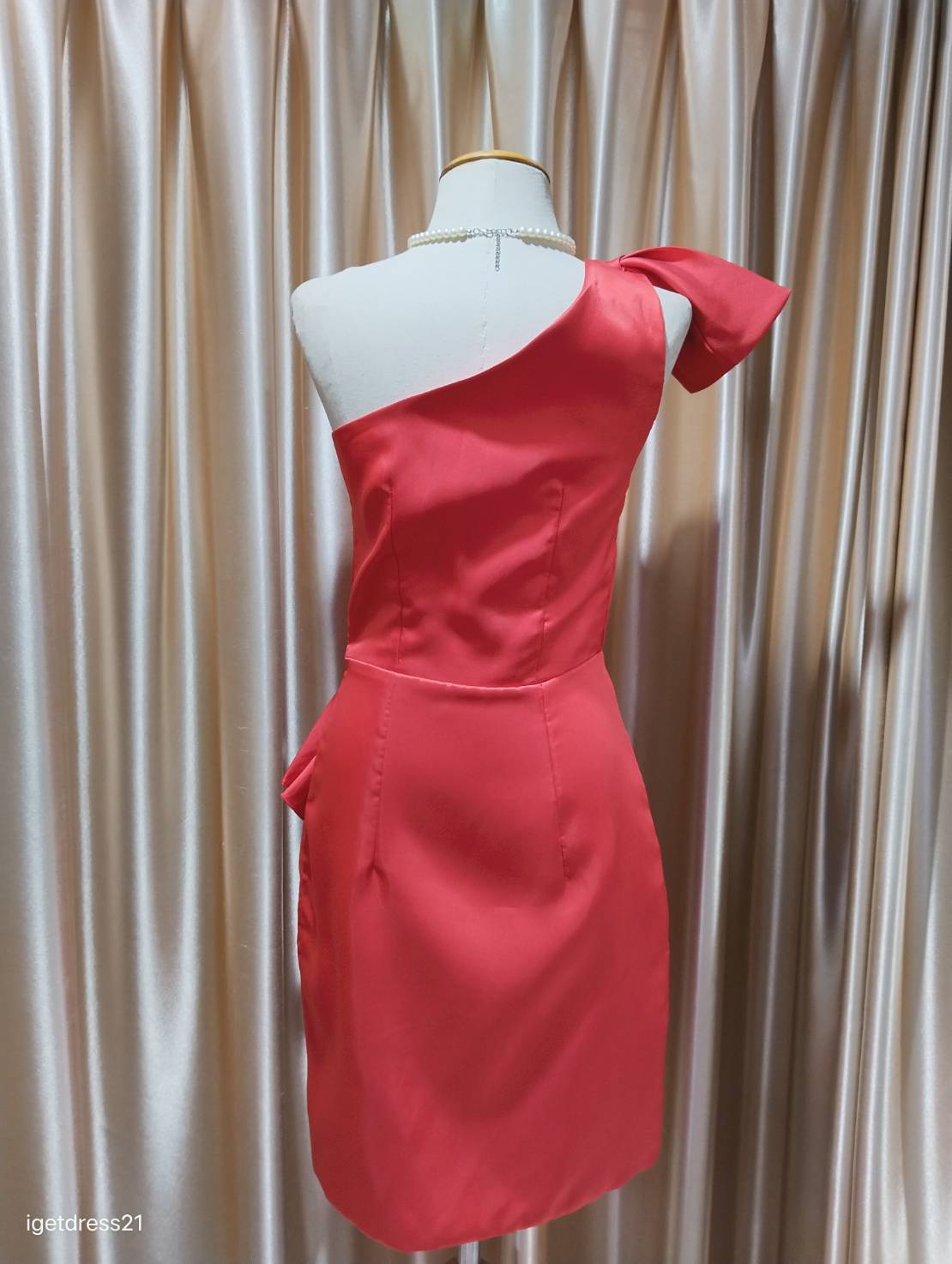 (PRE-LOVED) ชุดราตรีสั้นสีเเดงไหล่เบี่ยงติดโบว์ (Size : S)