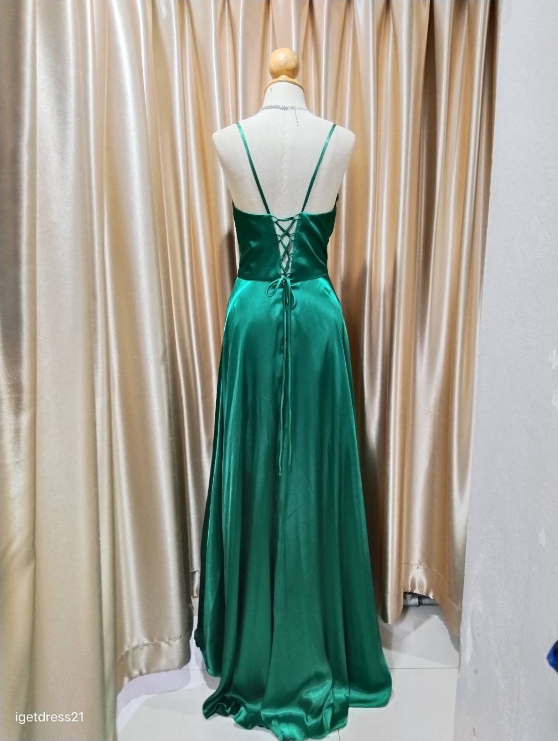 (PRE-LOVED) ชุดราตรียาวสายเดี่ยวสีเขียว S