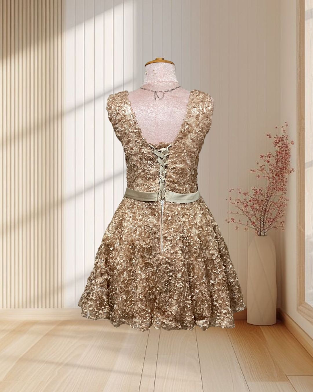 (PRE-LOVED) ราตรีสั้นสีน้ำตาล แขนกุดสานหลัง งานปักผ้า 3D หมีเนย ไซส์ M