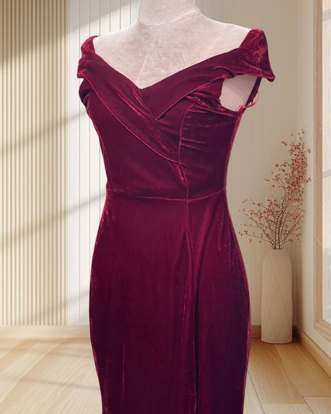 (PRE-LOVED) ราตรียาวสีแดง กำมะหยี่ ปาดไหลเข้ารูป ไซส์ M