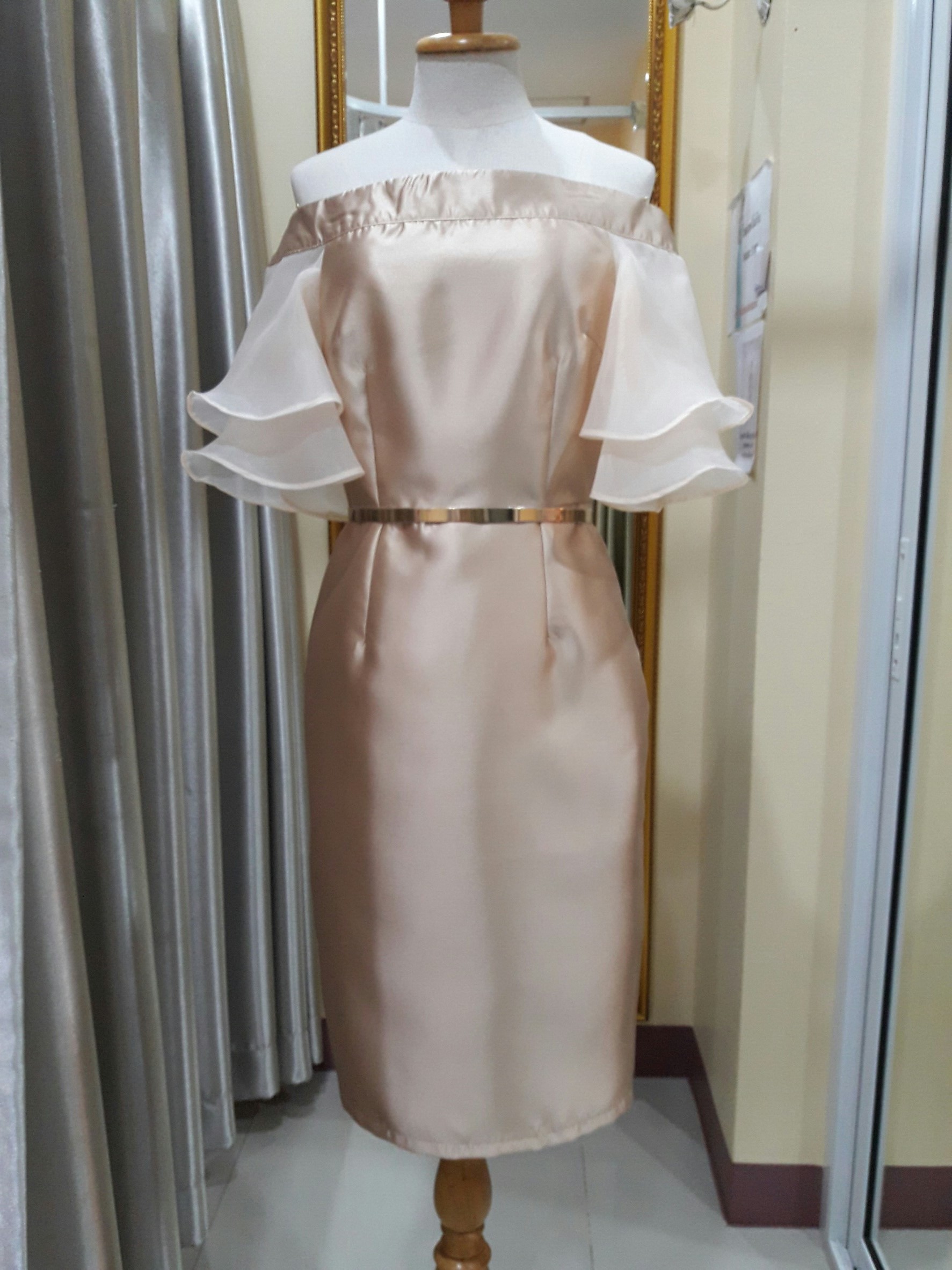 ชุดราตรีสั้นสีทองเปิดไหล่เเขนเเต่งระบาย (Size : S) มือ2