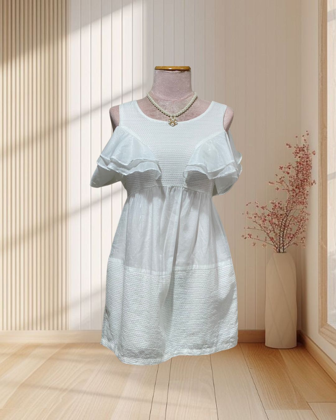 (PRE-LOVED) เดรสสั้นสีขาวครีม แขนกุด อกระบาย กระโปรงผ้าชีฟอง ไซส์ M