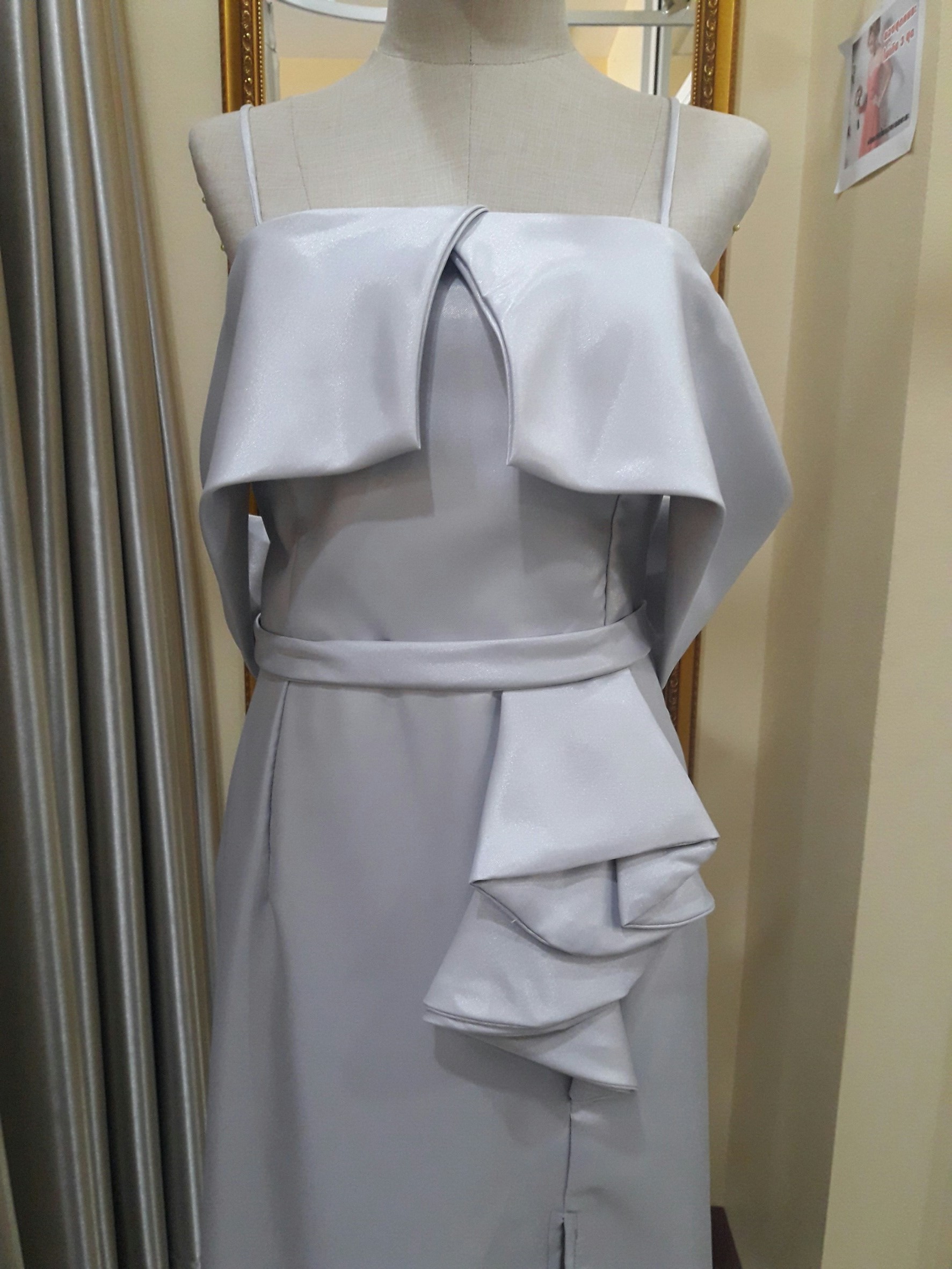 (PRE-LOVED) ชุดราตรียาวสีเทาสายเดี่ยวปาดไหล่เอวแต่งระบาย(ฟรีไซส์)