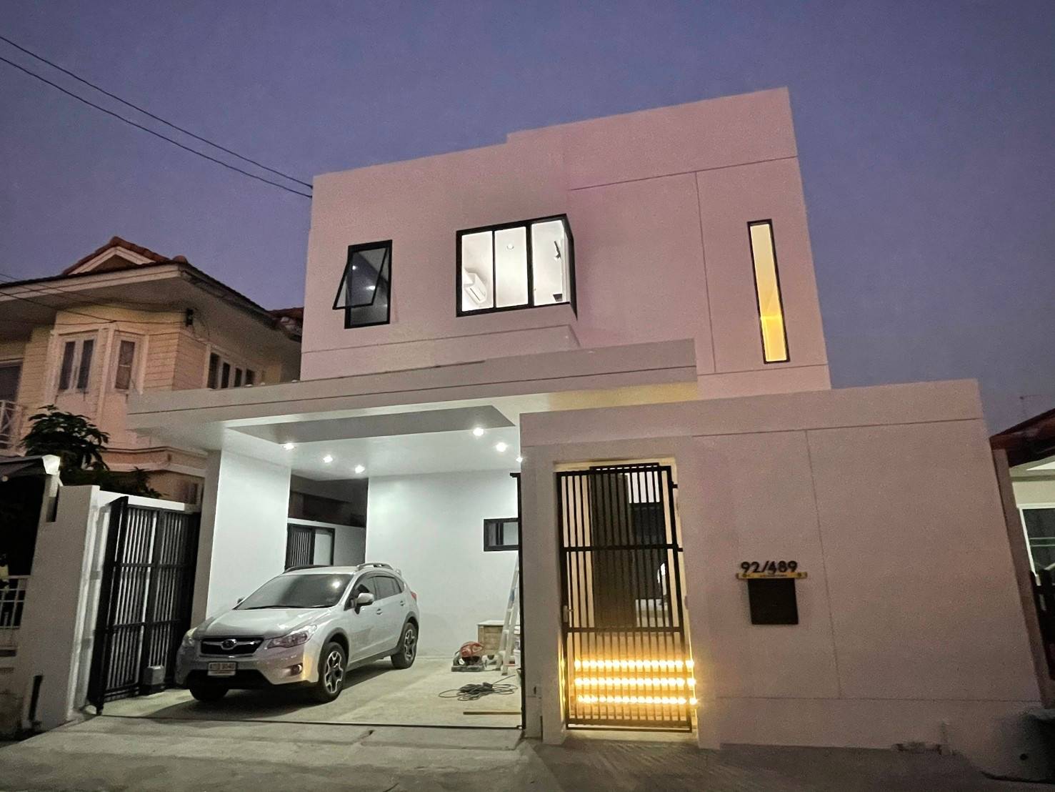 ป้ายบ้านเลขที่สแตนเลสพ่นสีดำ 92/489 ติดตั้งที่ บึงกุ่ม กทม