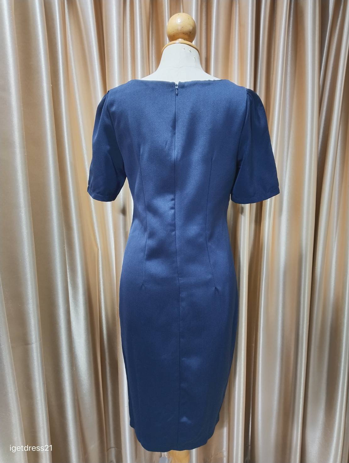 (PRE-LOVED) เดรสสั้นสีกรมมีแขน M