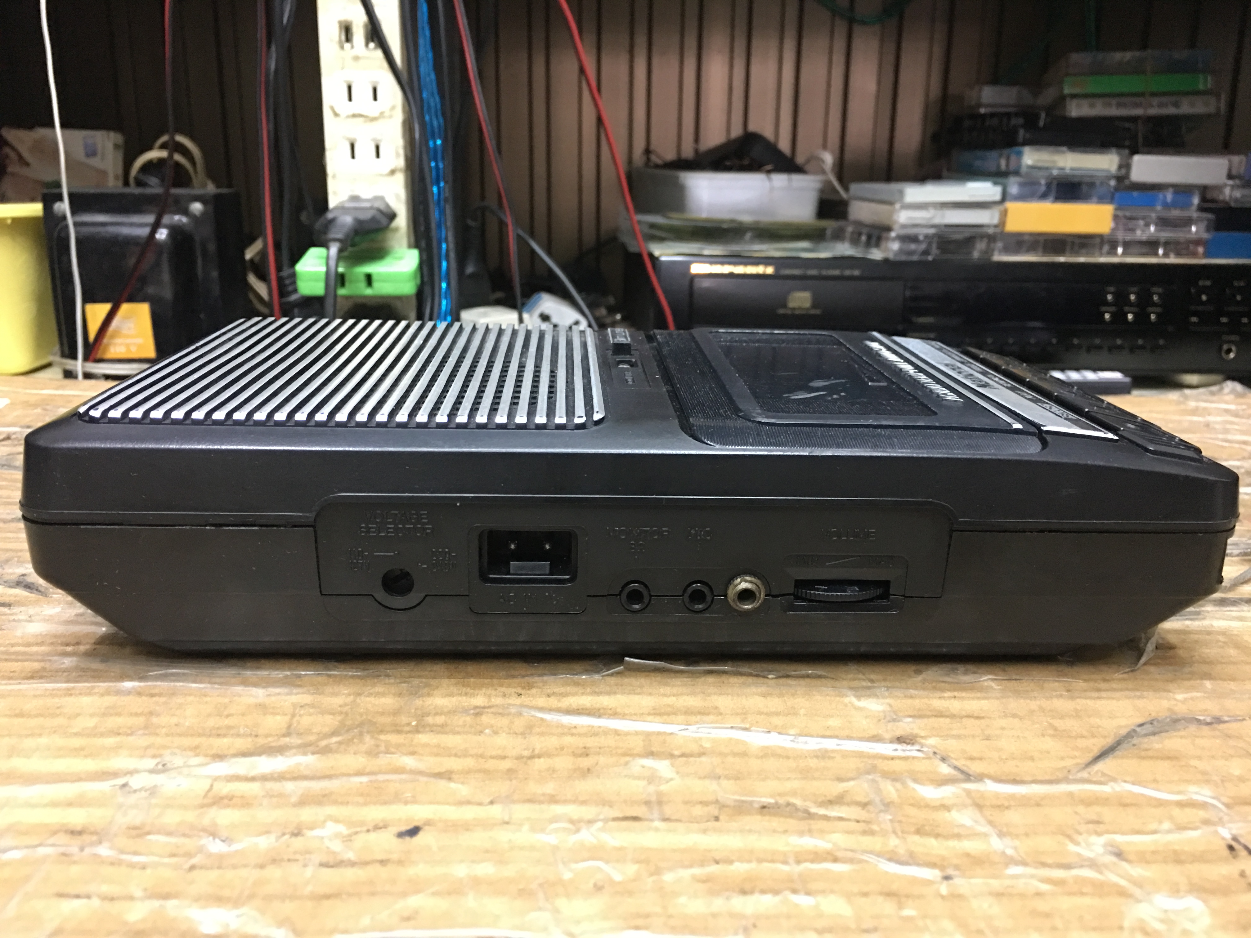 เครื่องเล่นเทปพกพา National RQ2102 Cassette Recorder