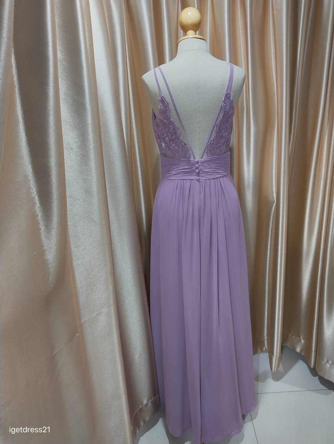 (PRE-LOVED) ชุดราตรียาวชีฟองสายเดี่ยวหลังลูกไม้ สีม่วง S