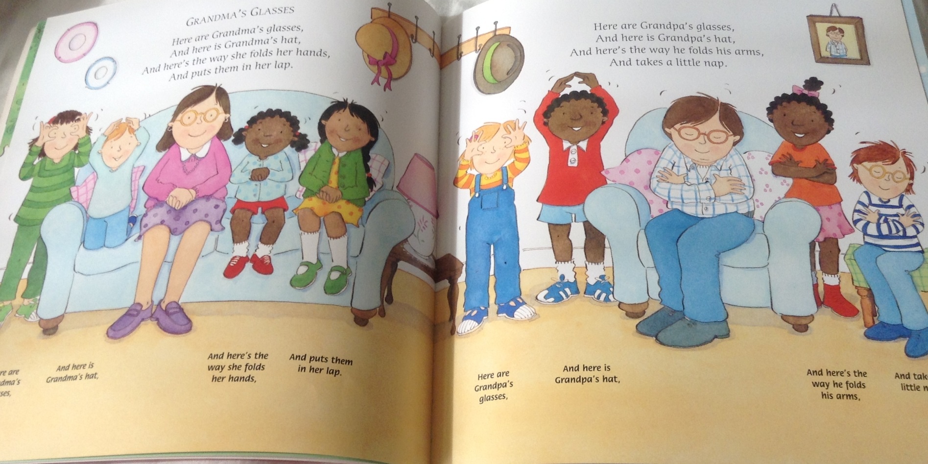 (4แถม4) round and round the garden and other hand rhymes ราคา 80