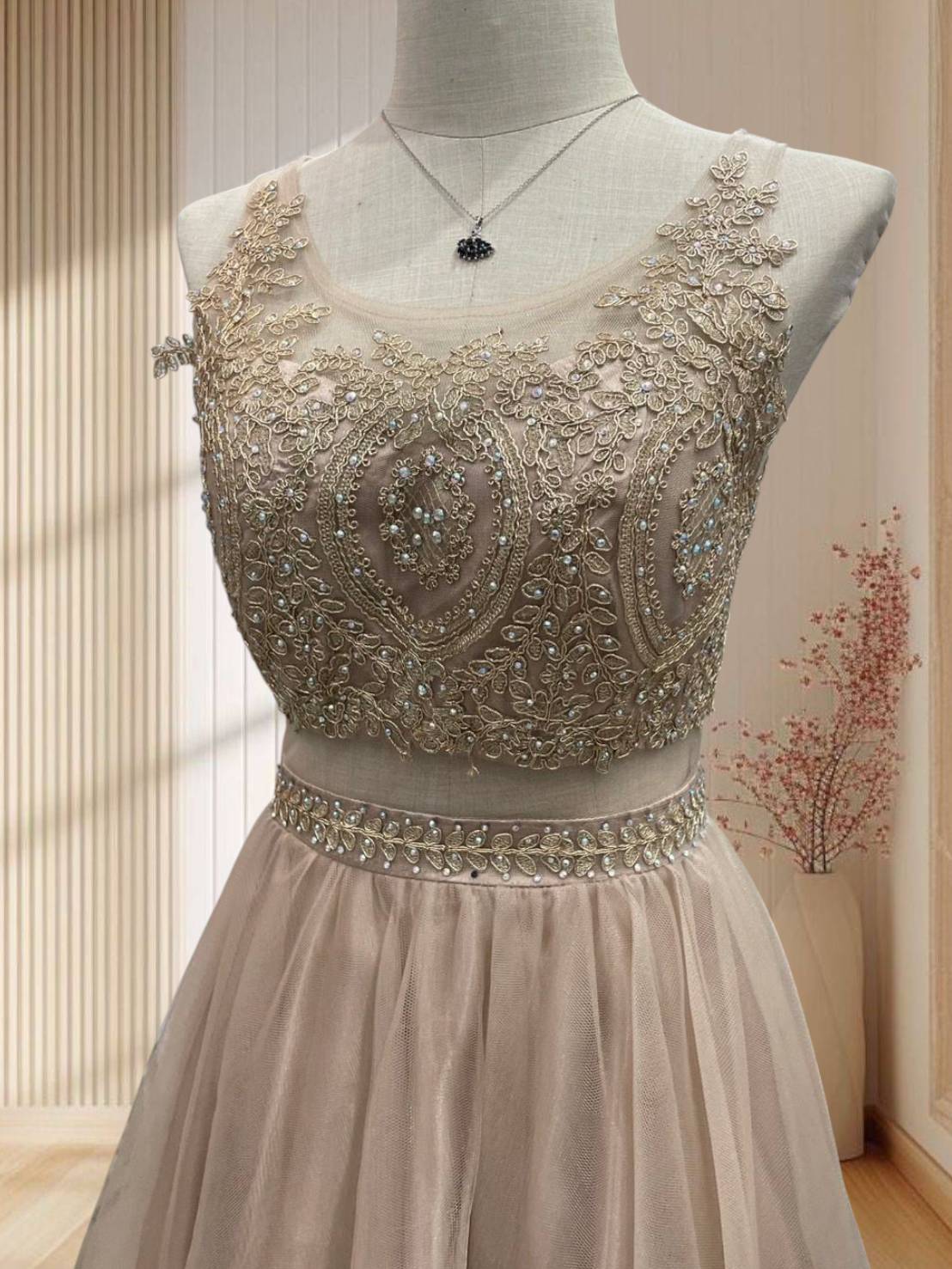 (PRE-LOVED) ราตรีสั้นแขนกุด สีน้ำตาลแต่งเพชรเจ้าหญิงจัสมิน กระโปรงผ้ามุ้งฟูๆ ไซส์ S