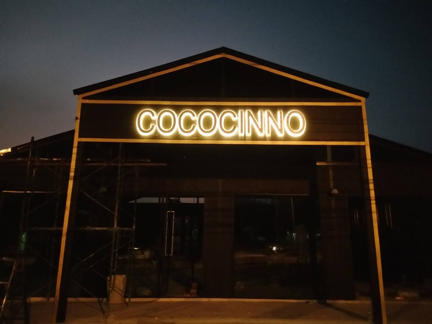 ป้ายอักษรโลหะซิงค์สีทอง ติดไฟออกหลัง แสง warm light #COCOCINNO