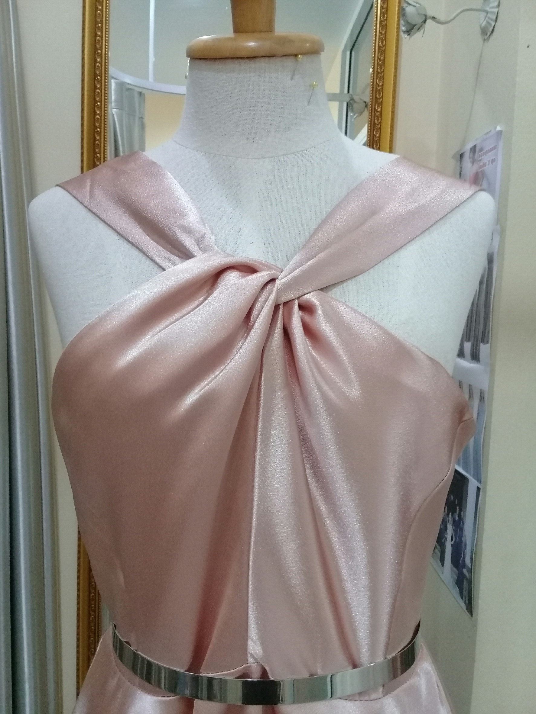 (PRE-LOVED) ชุดราตรีสั้นอกไขว้ช่วงบนเข้ารูปกระโปรงบานซิปหลังสีส้ม (M) มือ2