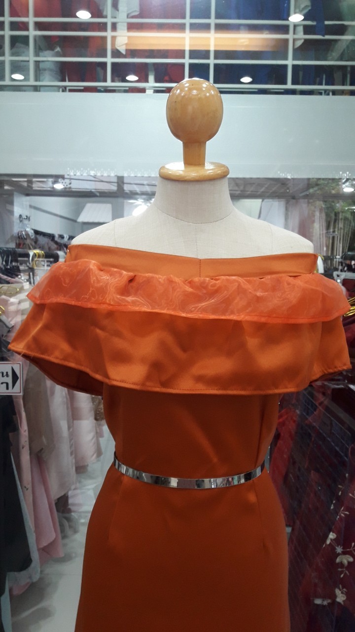 (PRE-LOVED) ราตรีสั้นส้มอิฐปาดไหล่อกระบาย (M)