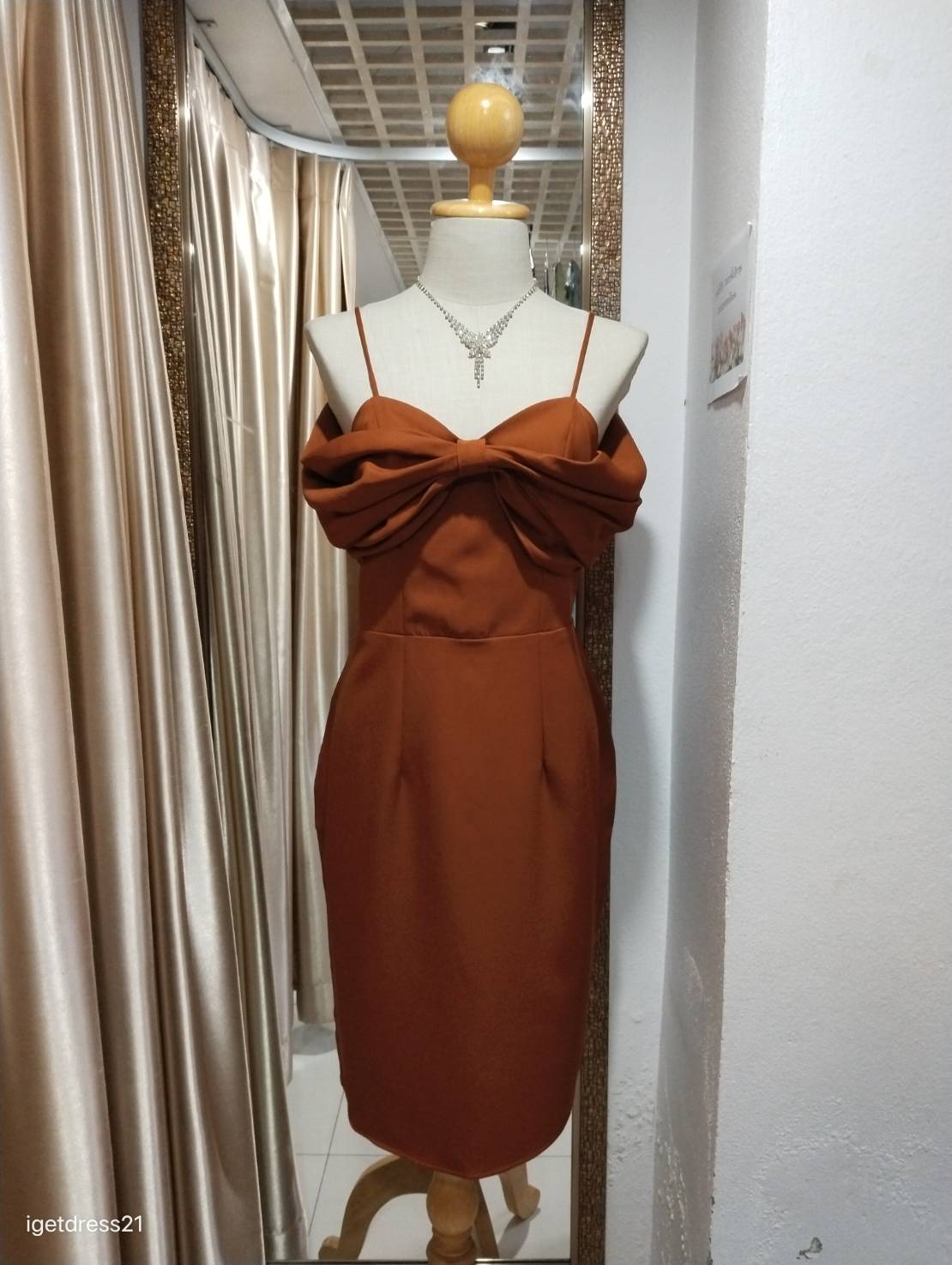 ราตรีสั้นสีส้มอิฐสายเดี่ยวรวบโบว์2ชั้น อ้อมแขนผ้าบาบี้ 2XL