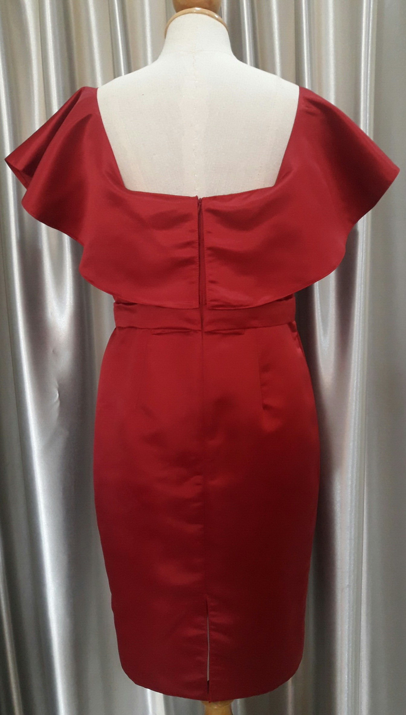 (PRE-LOVED) ชุดราตรีสั้นสีเเดงปาดไหล่อกระบาย(M)