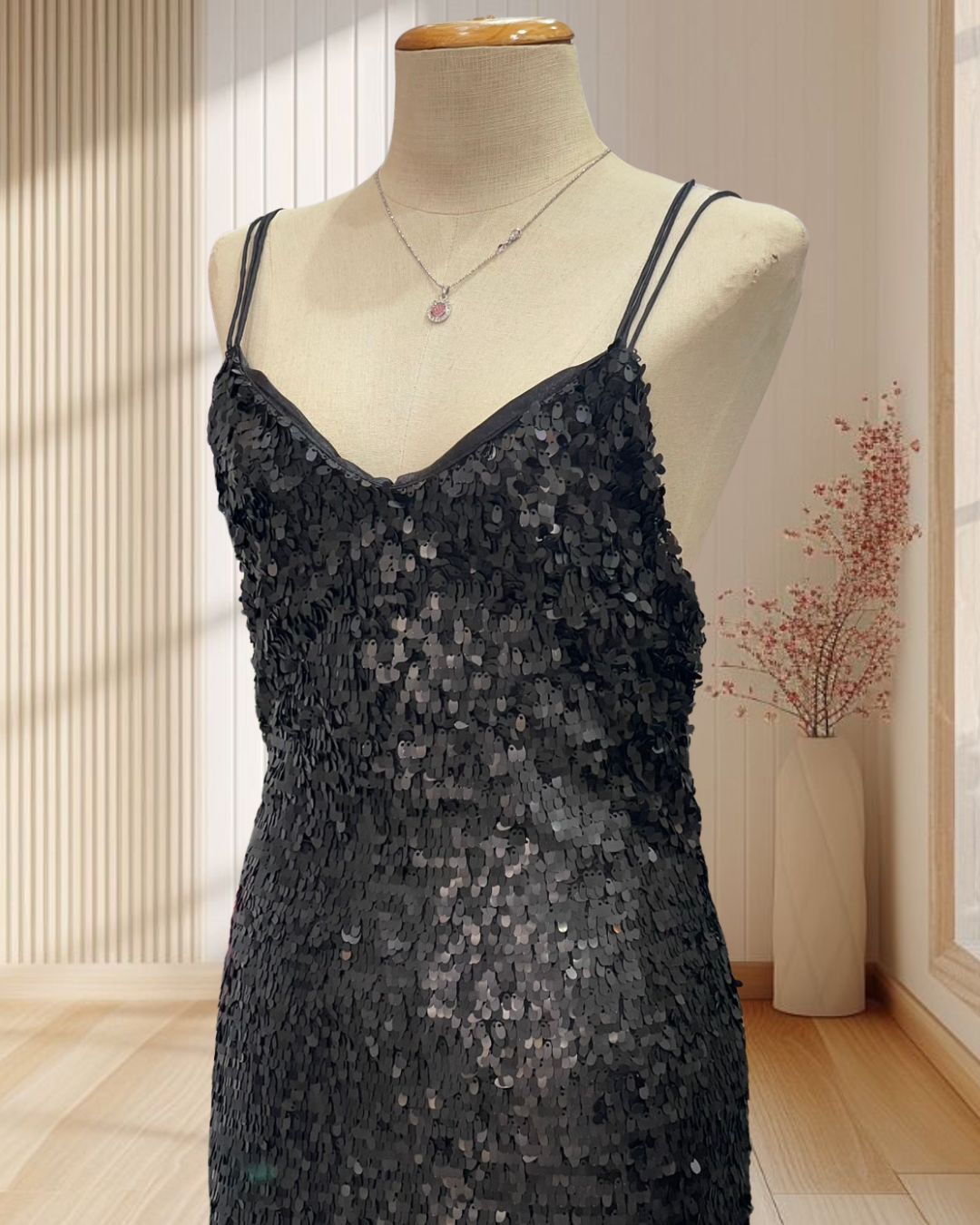 (PRE-LOVED) ราตรีสั้นสีดำ ปักเลื่อมแบบด้าน สายเดี่ยว ไซส์ M