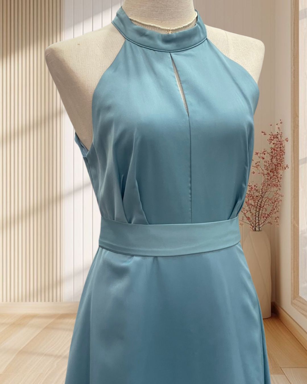 (PRE-LOVED) ราตรีสั้นสีเขียว คอปีน แขนกุด พร้อมผ้าผูกโบว์ที่เอว ไซส์ S