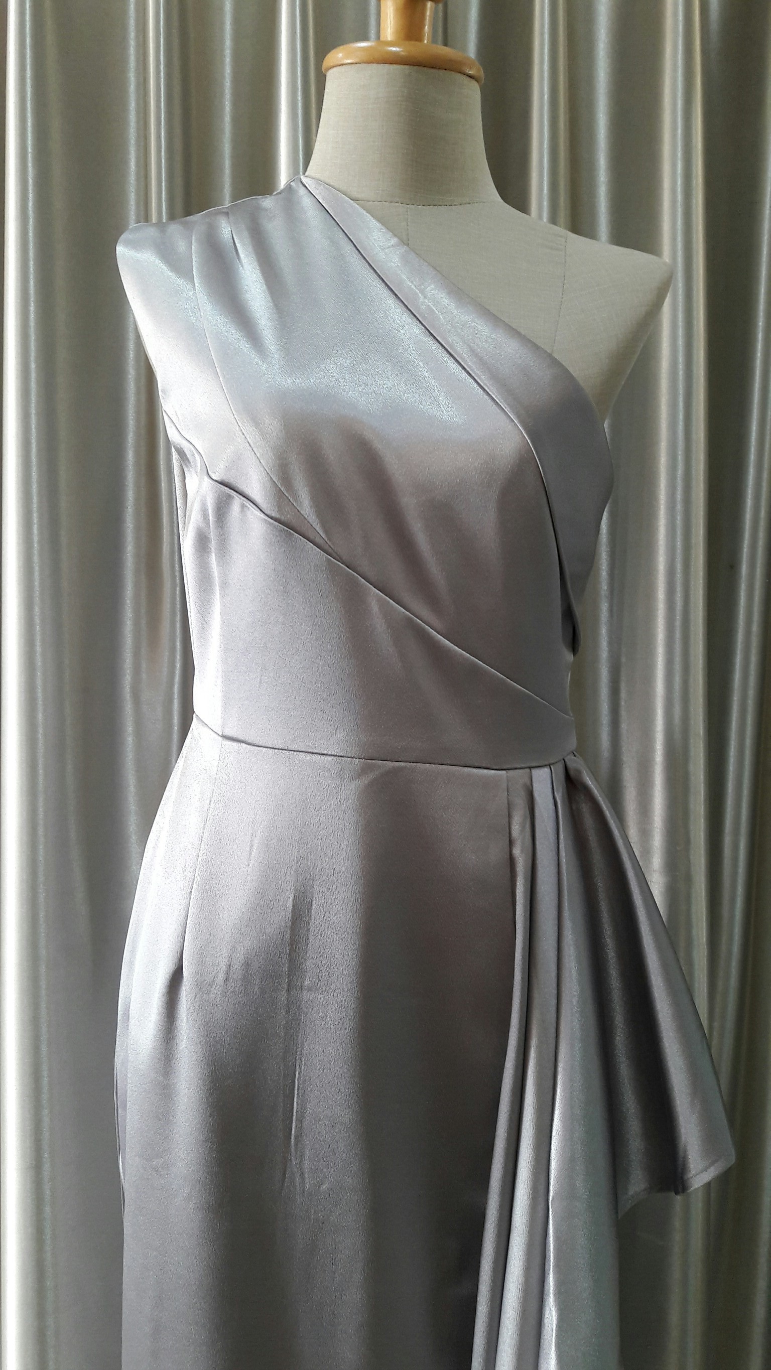 (PRE-LOVED) ชุดราตรียาวสีเทา (M)