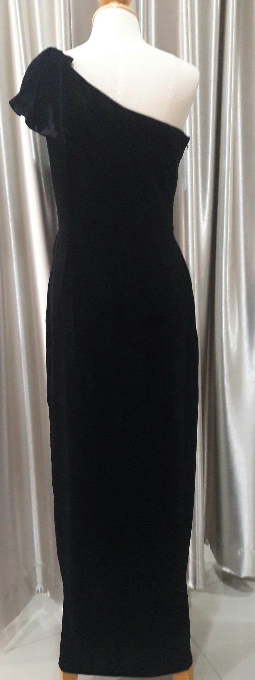 (PRE-LOVED) ชุดราตรียาวสีดำไหล่ระบายผ้ากำมะหยี่ Size : M มือ2