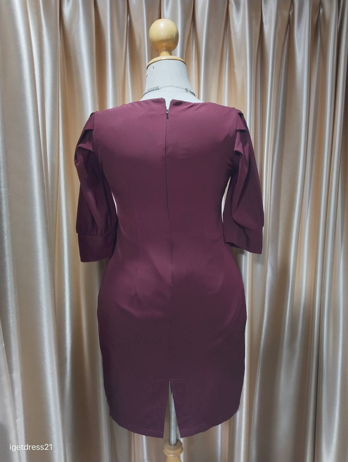 (PRE-LOVED) ชุดราตรีสั้นแขนยาวแต่งกระดุมสีแดง 2XL