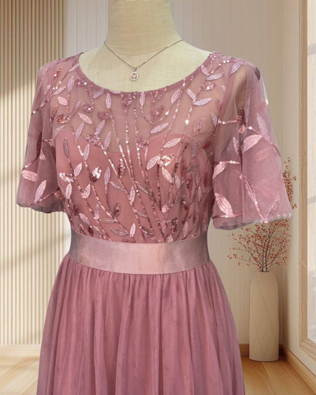 (PRE-LOVED) ราตรียาวสีม่วง ปักเลื่อมกลิตเตอร์รูปใบไม้ ไซส์ M