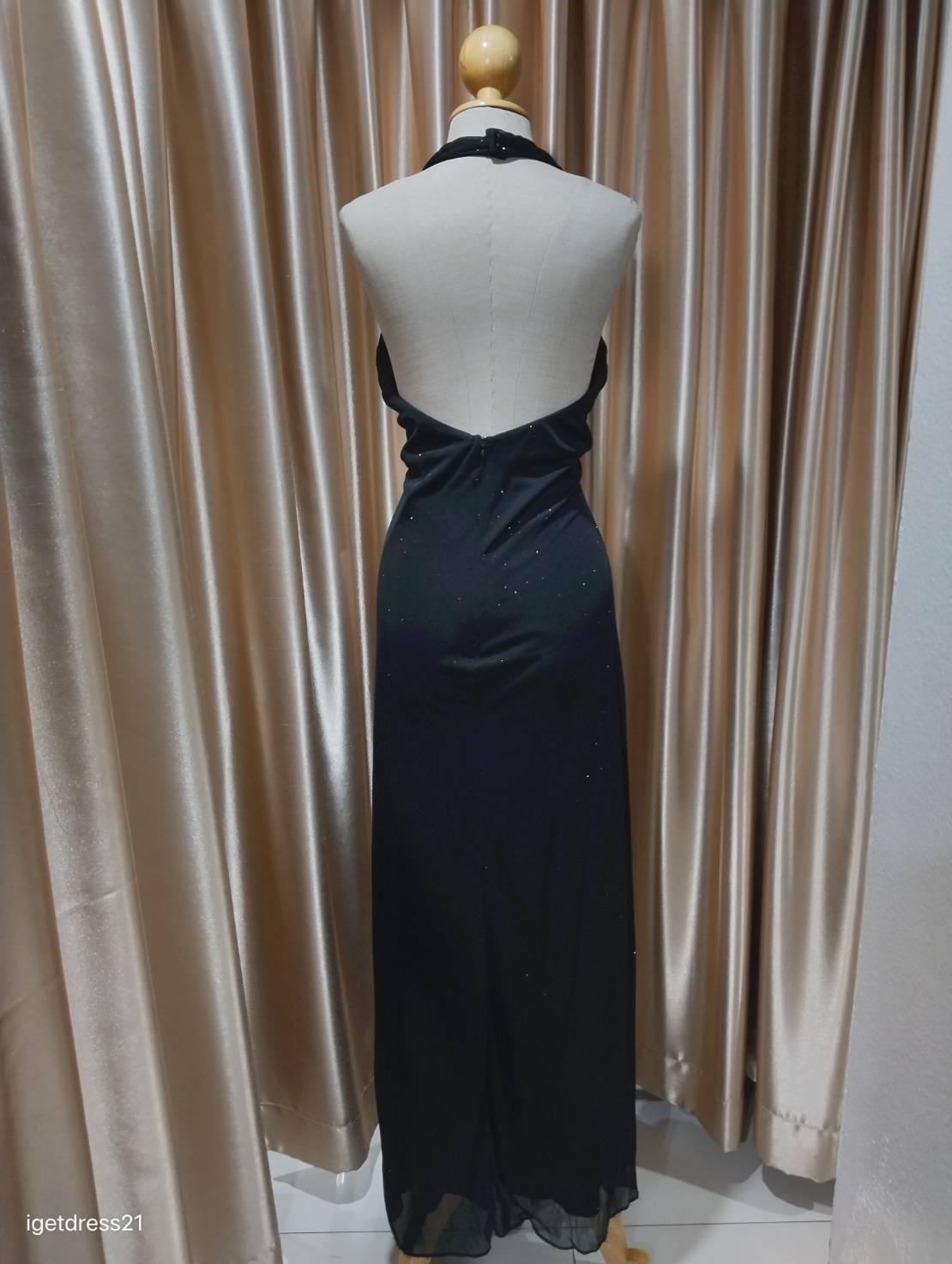 (PRE-LOVED) ชุดราตรียาวคล้องคอสีดำ M