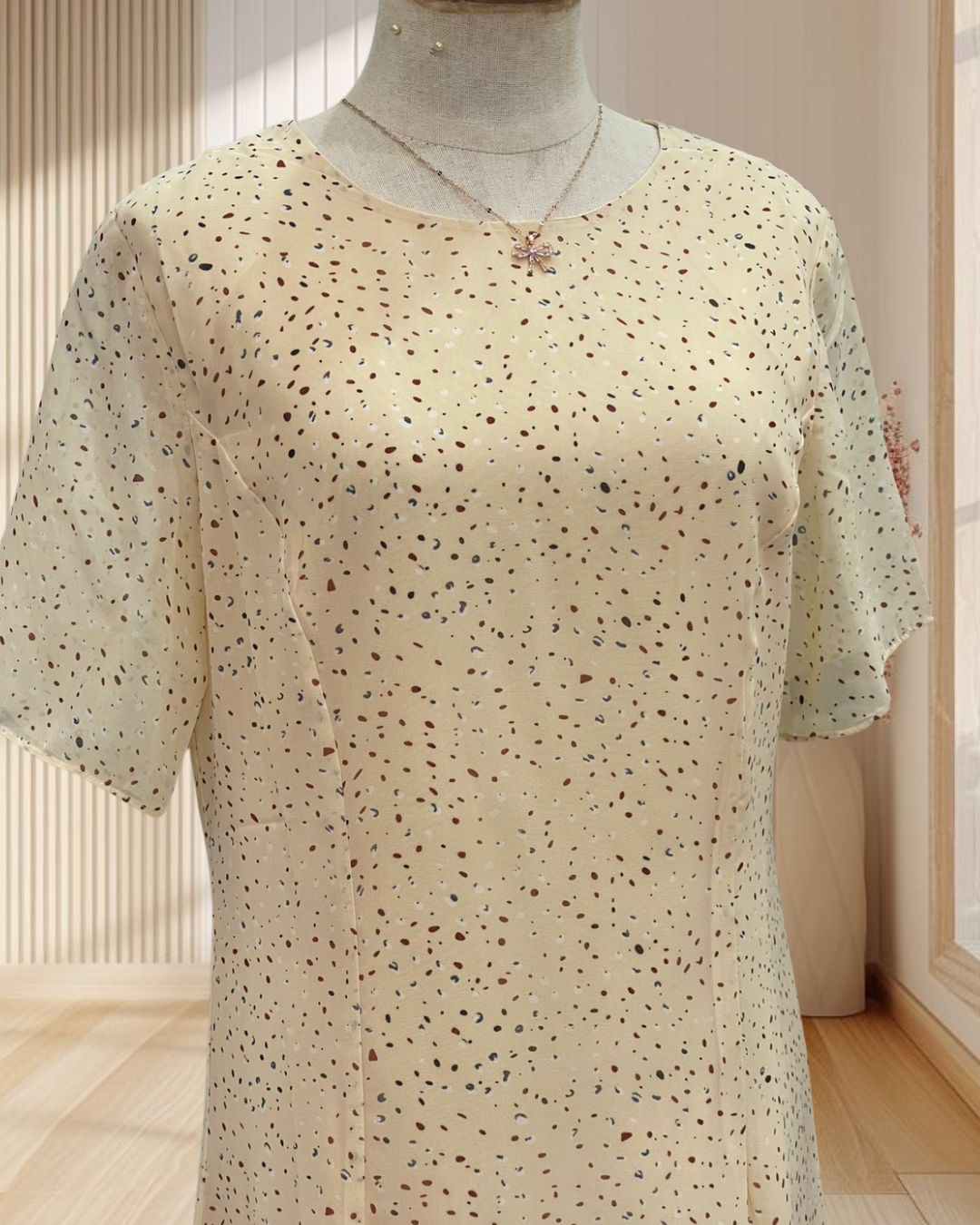 (PRE-LOVED) เดรสยาวสีครีม ลายจุด มีแขน ผ้าพริ้ว ไซส์ L