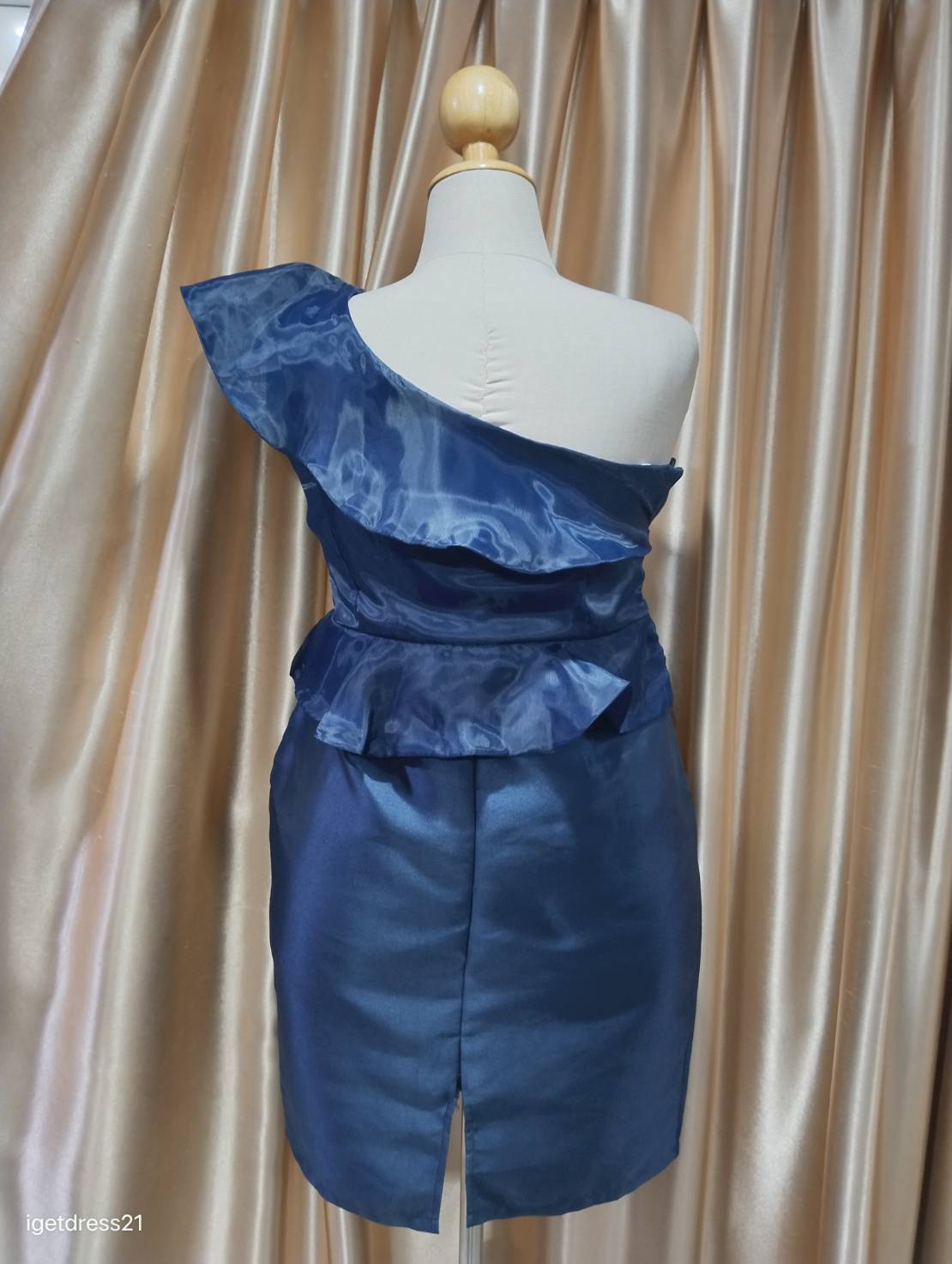 (PRE-LOVED) เดรสสั้นบ่าเฉียงสีน้ำเงิน 2XL