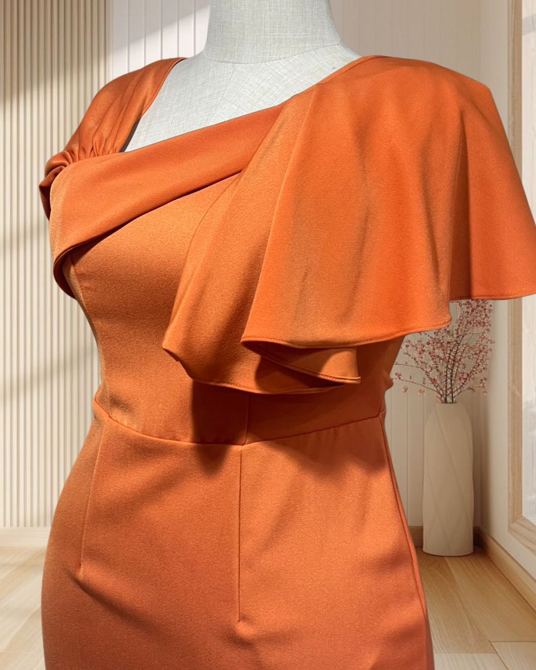 (PRE-LOVED) ราตรีสั้นไหล่เบี่ยงระบายคลุมไหล่ผ้าฮานาโกะ XL