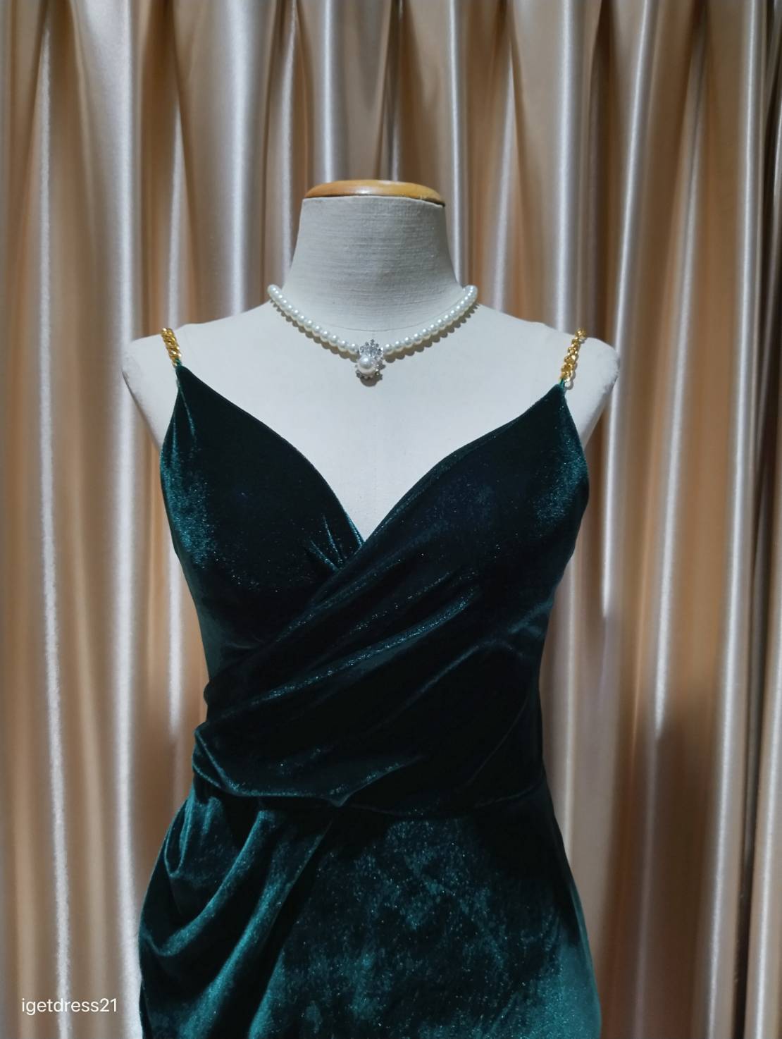 (PRE-LOVED) ราตรีสั้นสีเขียวกำมะหยี่สายโซ่ทองคอวี S