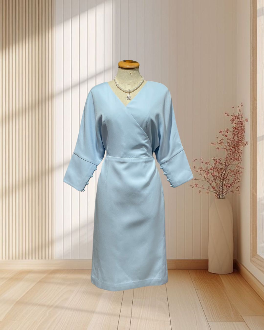 (PRE-LOVED) ราตรีสั้นสีฟ้า แขนยาวทรงโอเวอร์ไซส์ ปลายแขนแต่งกระดุม ไซส์ L