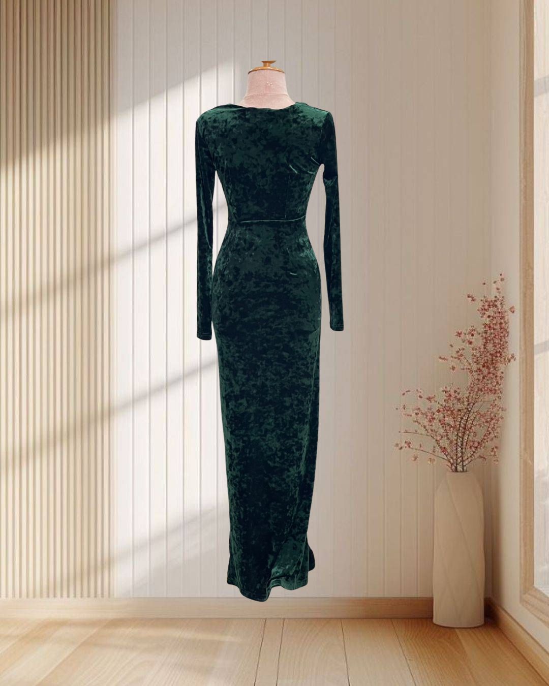 (PRE-LOVED) ราตรียาวสีเขียว ผ้ากำมะหยี่ แขนยาว แหวกอกสุดเซ็กซี่ ไซส์ S