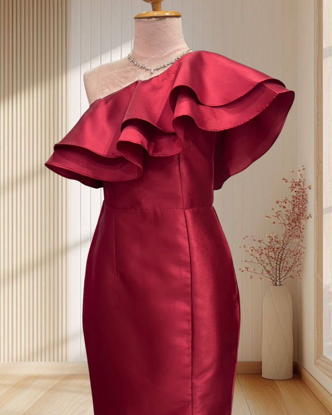 (PRE-LOVED) ราตรียาวสีแดง ผ้าไหมเทียม บ่าเฉียง แต่งระบาย ไซส์ S