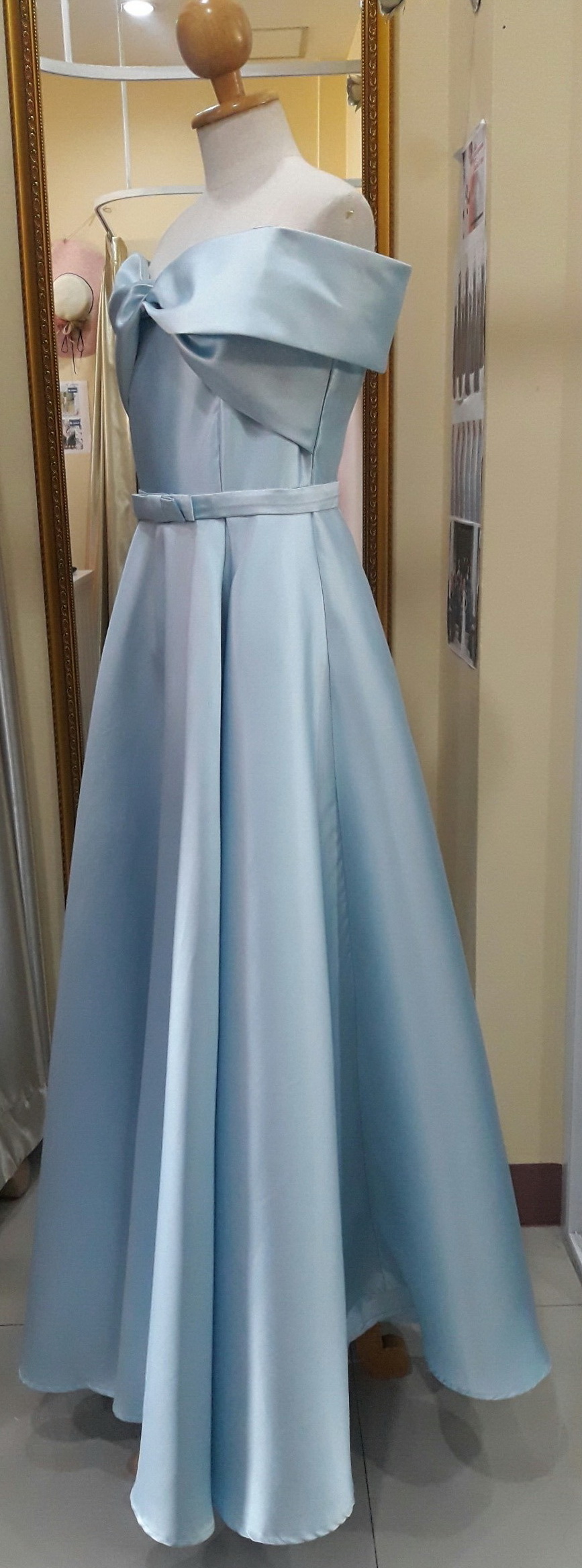 (PRE-LOVED) ชุดราตรียาวสีฟ้าเปิดไหล่อกโบว์+เข็มขัดโบว์ (M)