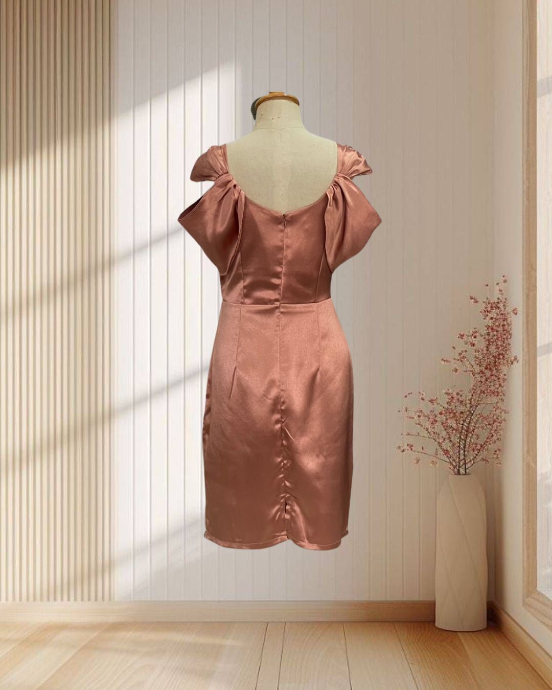 (PRE-LOVED) ราตรีสั้นสีส้ม สายเดี่ยวโอบไหล่ ผ้าซาตินเงา ไซส์ L