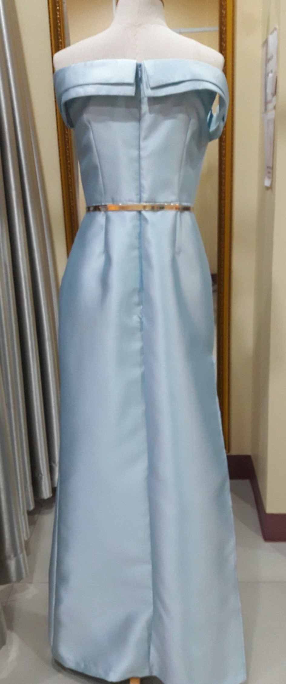 (PRE-LOVED) ชุดราตรียาวสีฟ้าปาดไหล่ปก2ชั้น (Size : M)