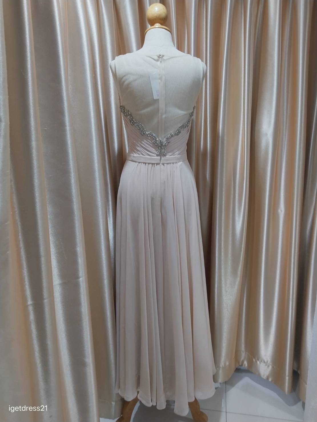 (PRE-LOVED) ชุดราตรียาวสีครีมแขนกุดอกปักเลื่อม S