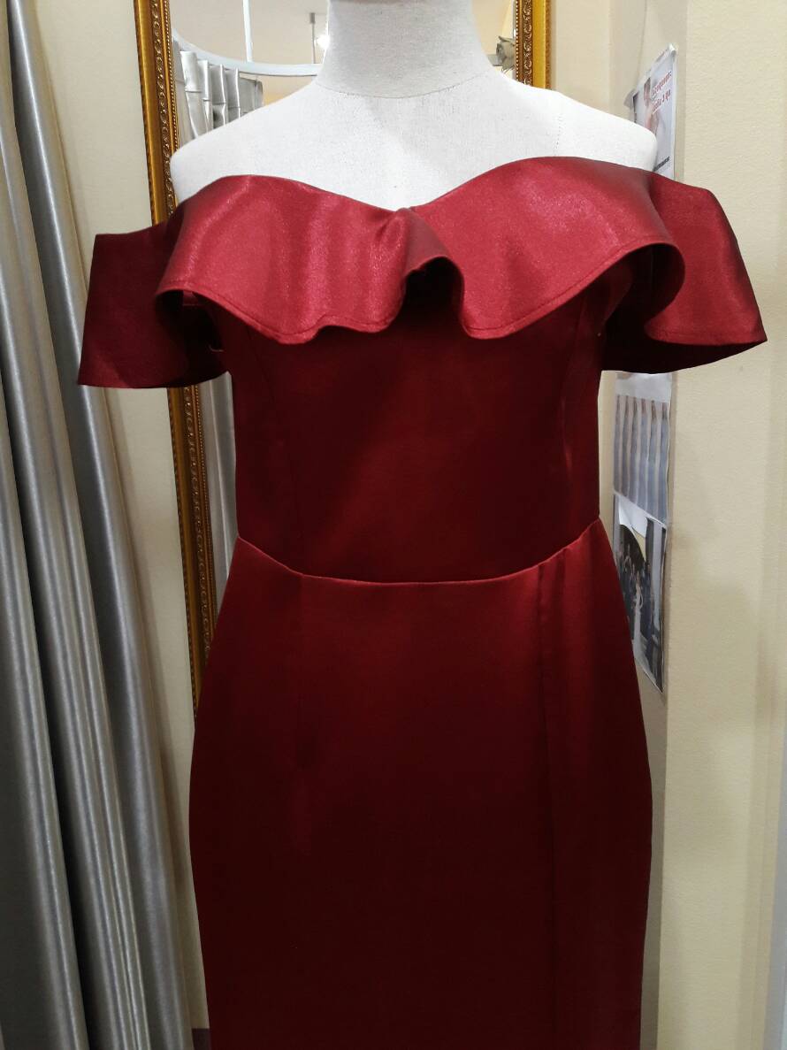 (PRE-LOVED) ราตรียาวปาดไหล่อกระยายสีแดง(L)