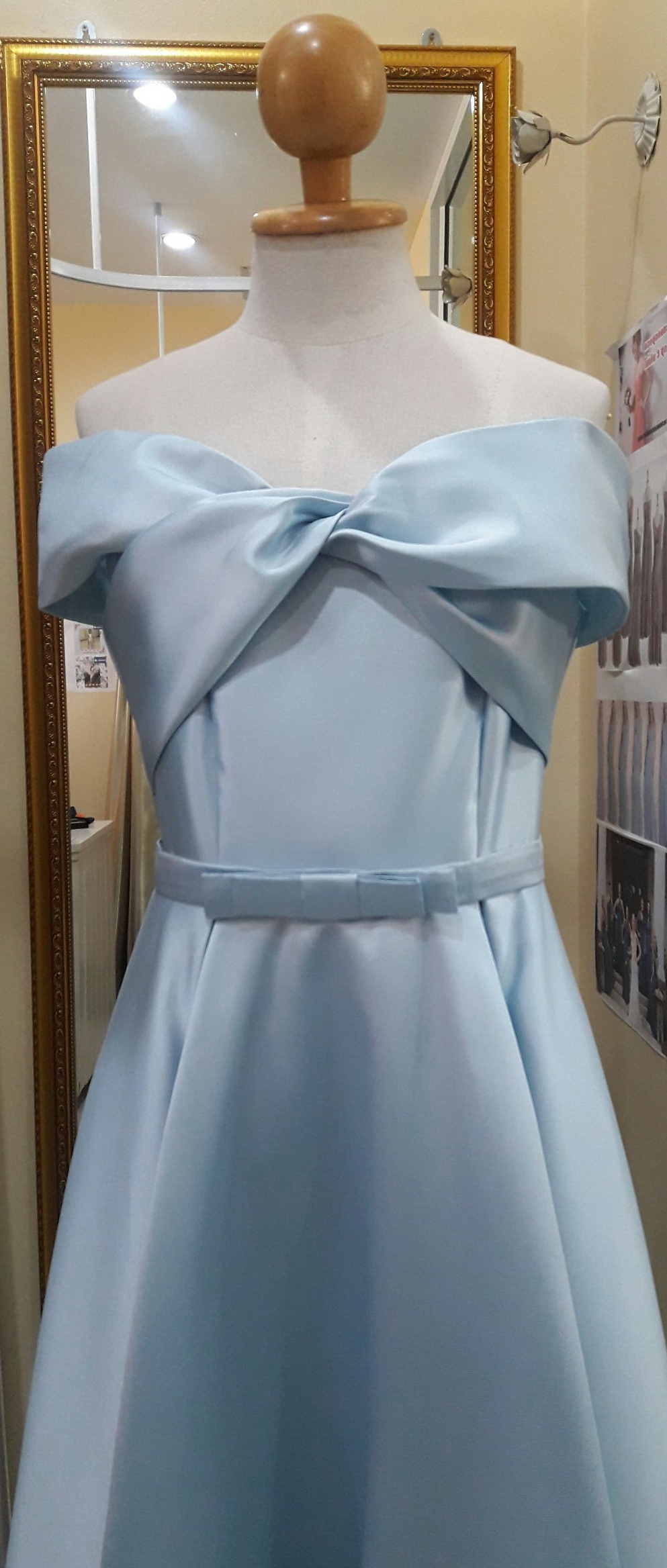 (PRE-LOVED) ชุดราตรียาวสีฟ้าเปิดไหล่อกโบว์+เข็มขัดโบว์ (M)