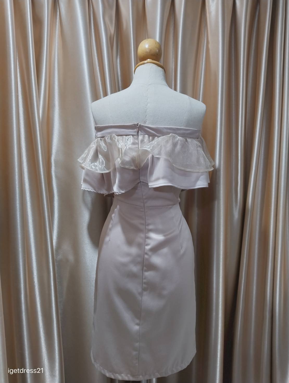 (PRE-LOVED) ราตรีสั้นปาดไหล่แต่งผ้าแก้ว สีครีม (S) มือ2