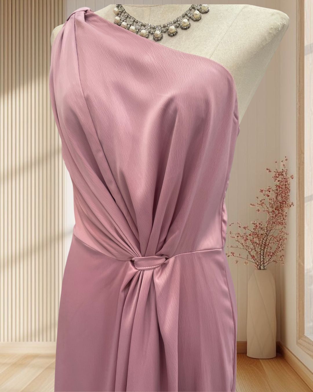 ราตรียาวสีชมพู บ่าเฉียง แต่งเอว ผ้าพรีเมี่ยมซาตินหรูหราแพง ไซส XL