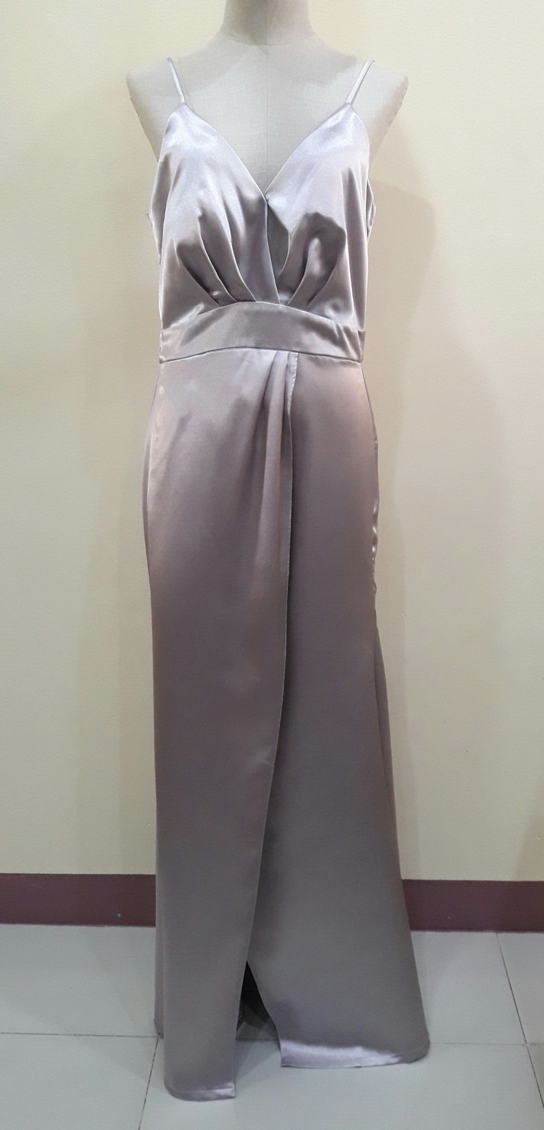 ชุดราตรียาวสีเทาสายเดี่ยวคอวีกระโปรงผ่าหน้า (Size : L) มือ2