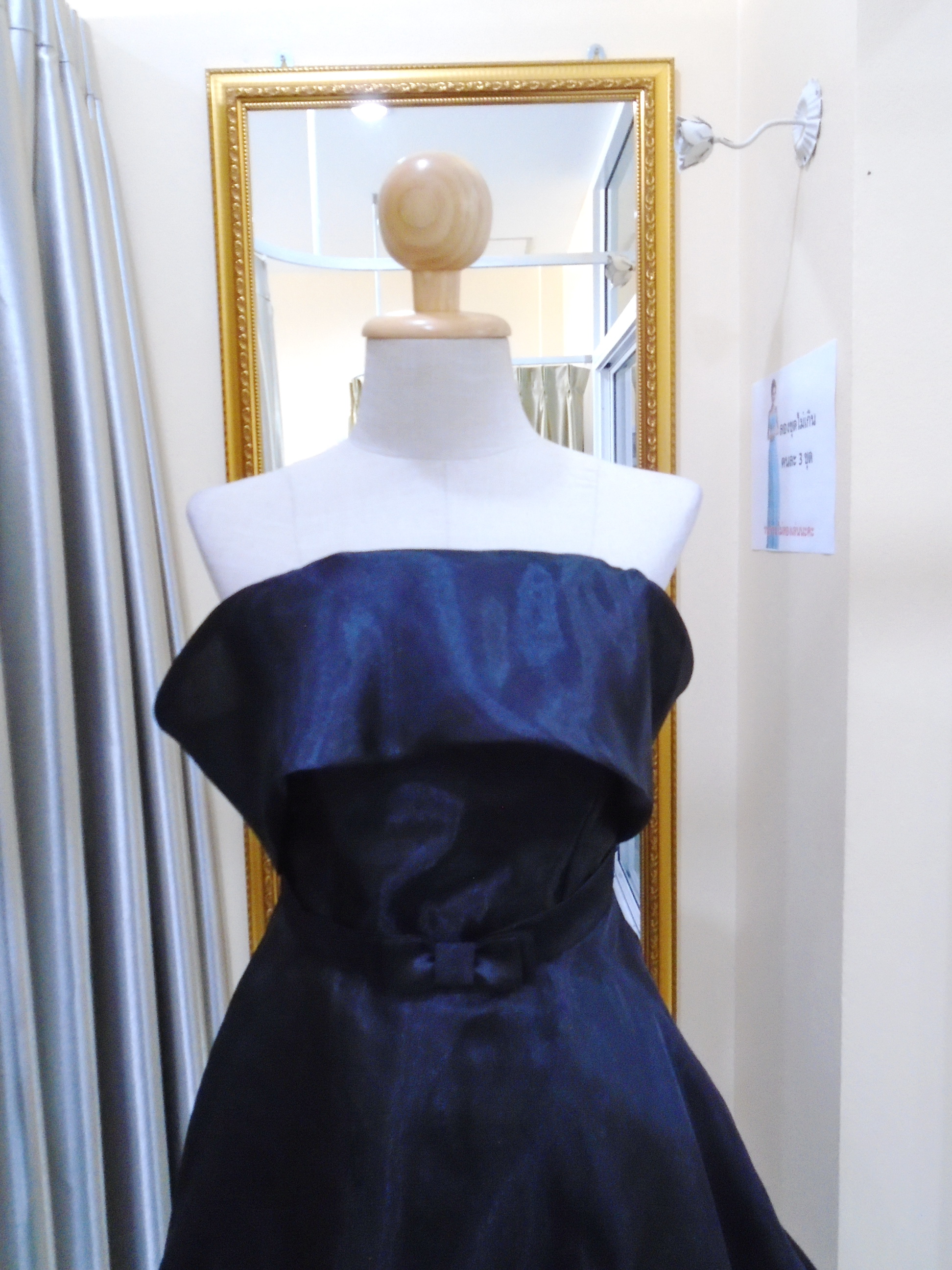 (PRE-LOVED) ราตรีสั้นสีดำปาดไหล่ ผ้าแก้วนิ่ม(ฟรีไซส์)