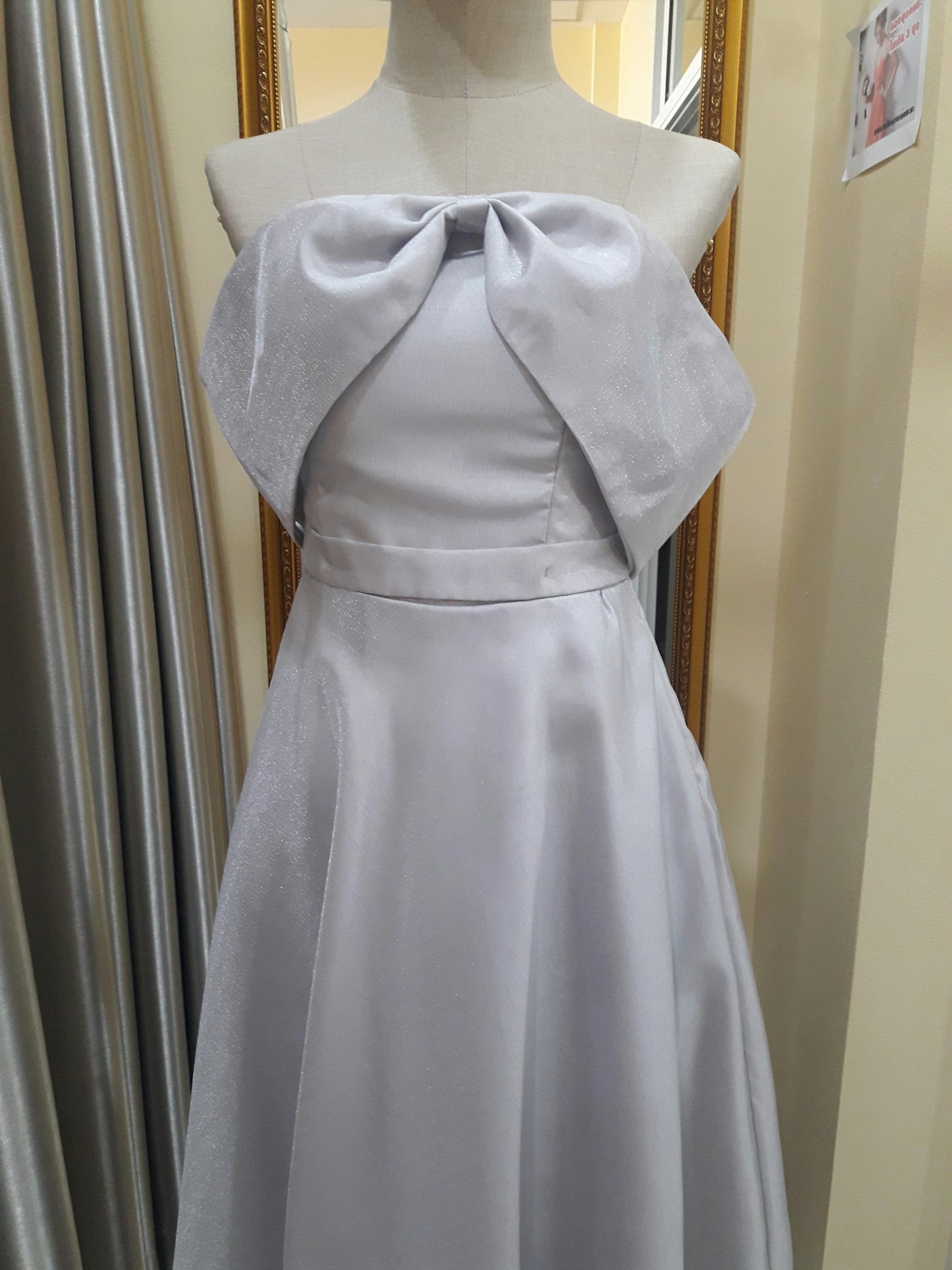 (PRE-LOVED) ชุดราตรียาวสีเทาปาดไหล่ผ้าแก้ว(ฟรีไซส์)